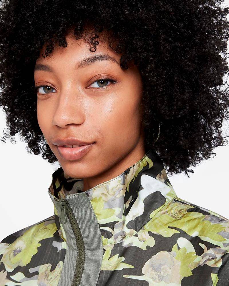 NIKE WOMENS WOVEN ALL-OVER-PRINT P&G JKT