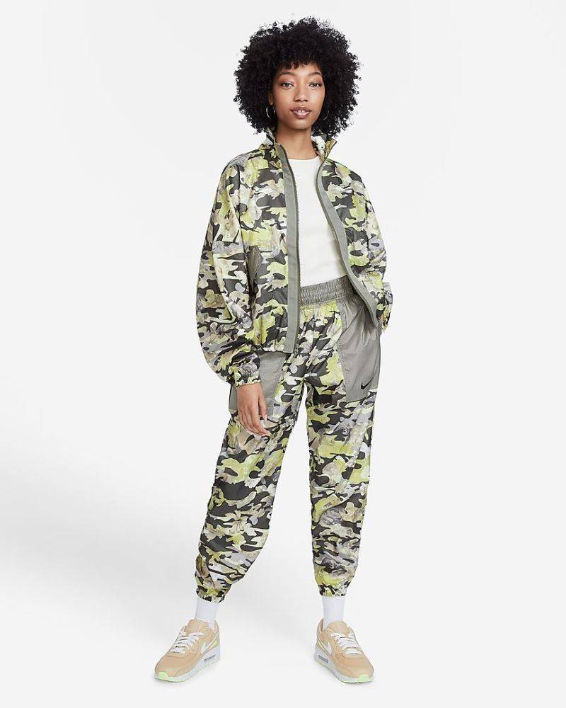 NIKE WOMENS WOVEN ALL-OVER-PRINT P&G JOGGER