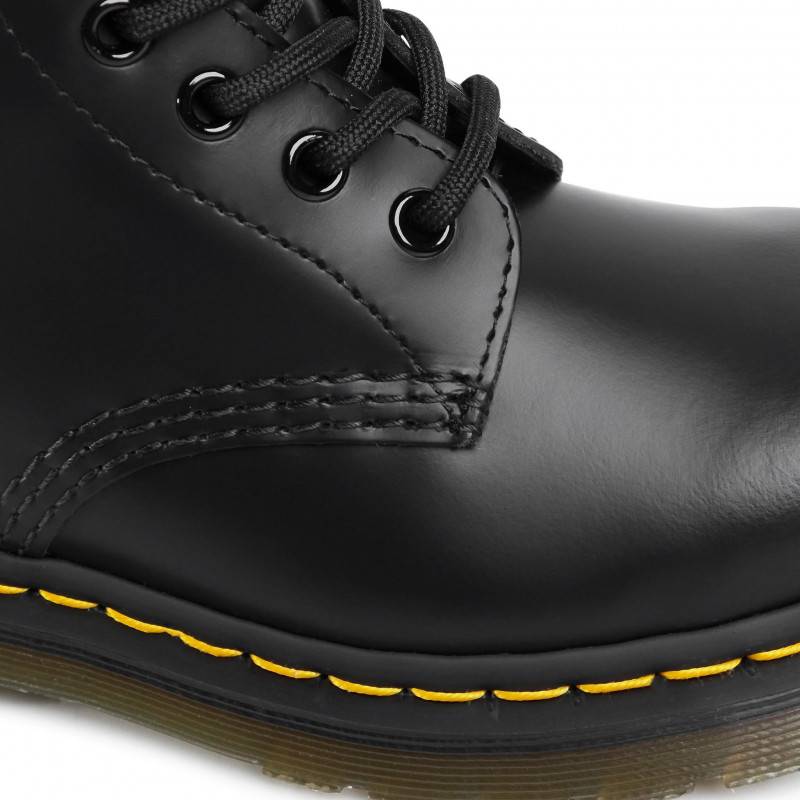 DR. MARTENS SMOOTH LEATHER LACE UP BOOTS
