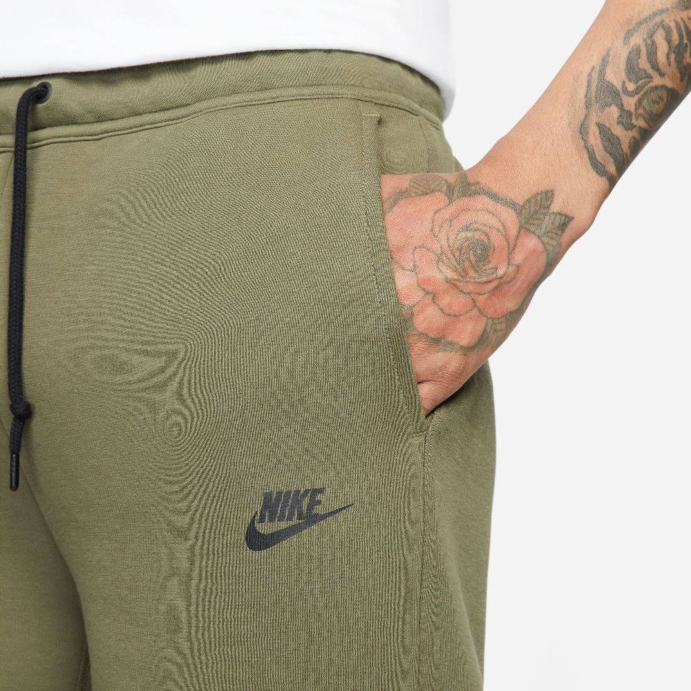 NIKE TECH FLEECE SHORT