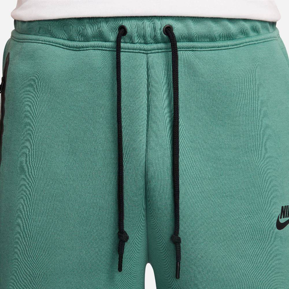 NIKE TECH FLEECE SHORT