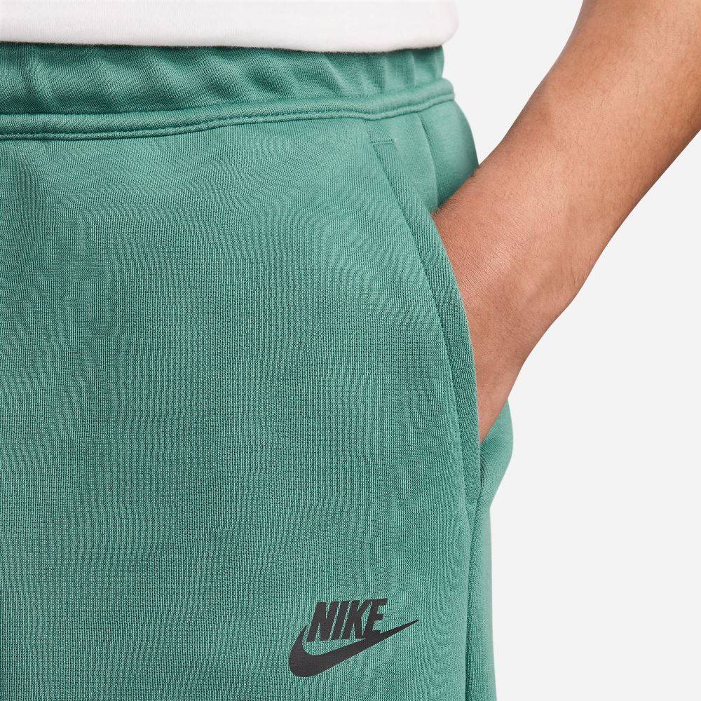 NIKE TECH FLEECE SHORT