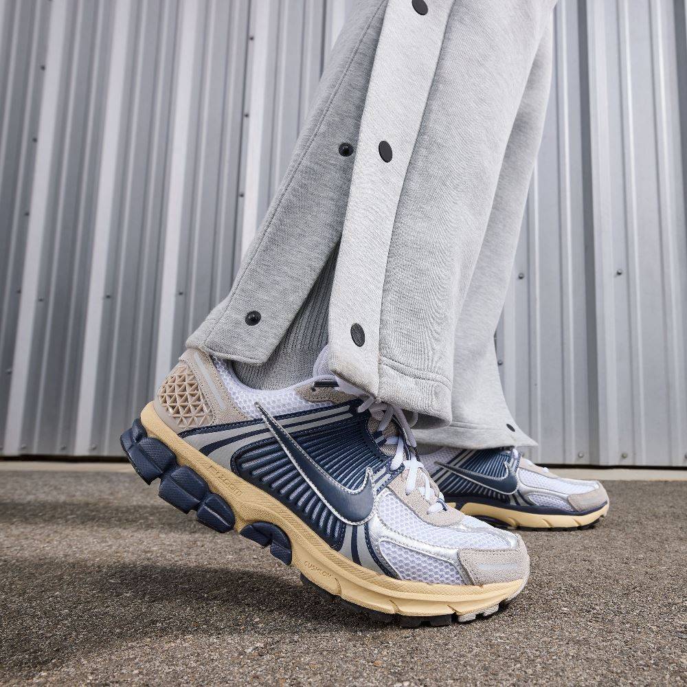 NIKE AIR ZOOM VOMERO 5