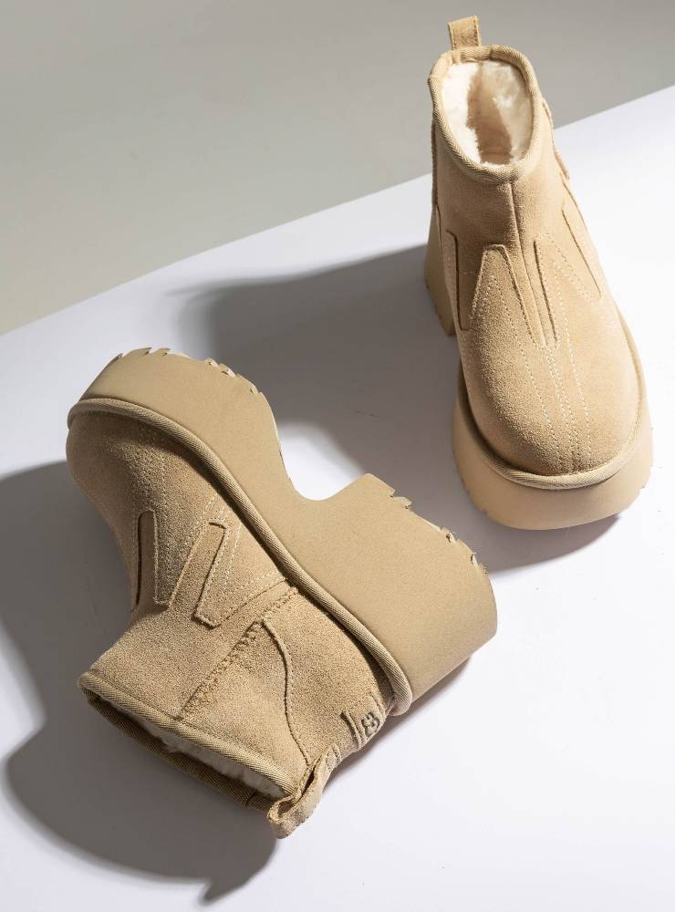 UGG 40周年限定 UGG DROPS FAN-FAVORITE MUSTARD SEED COLORWAY IN A BRAND-NEW