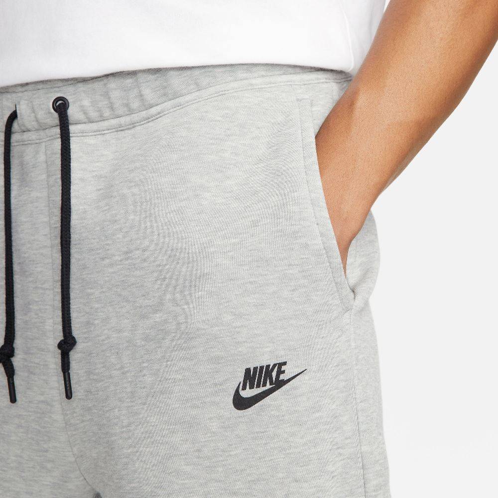 NIKE TECH FLEECE SHORT