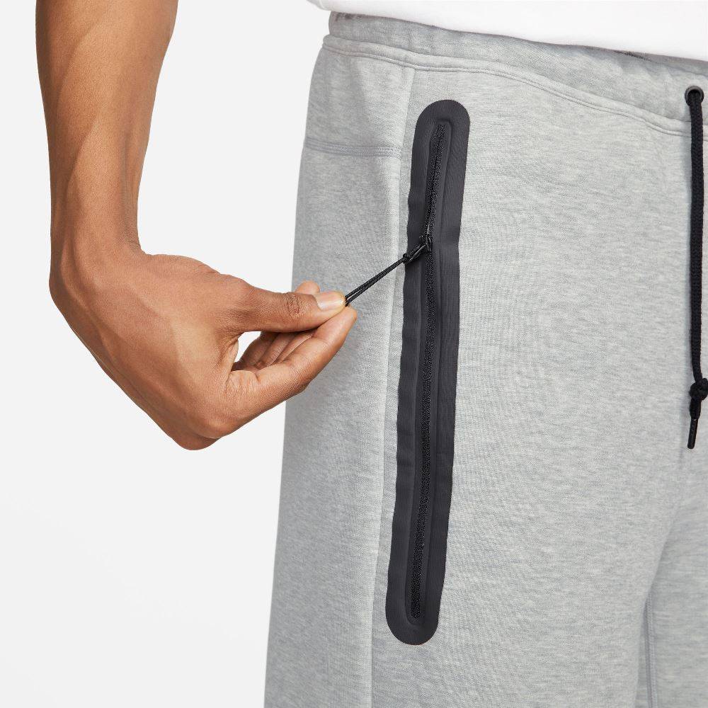 NIKE TECH FLEECE SHORT