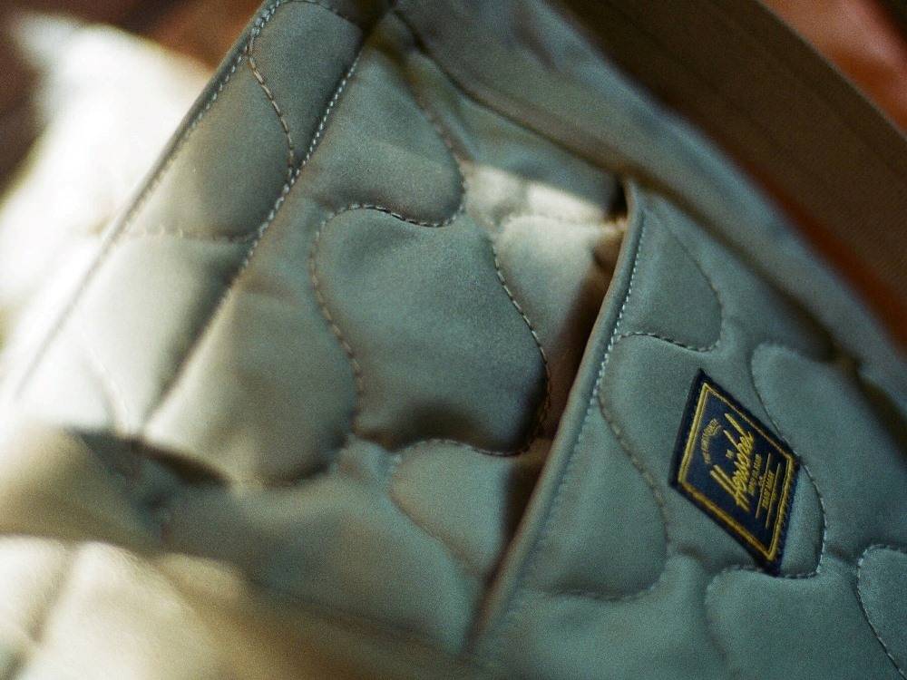 HERSCHEL HERITAGE QUILTED CAPSULE TOTE