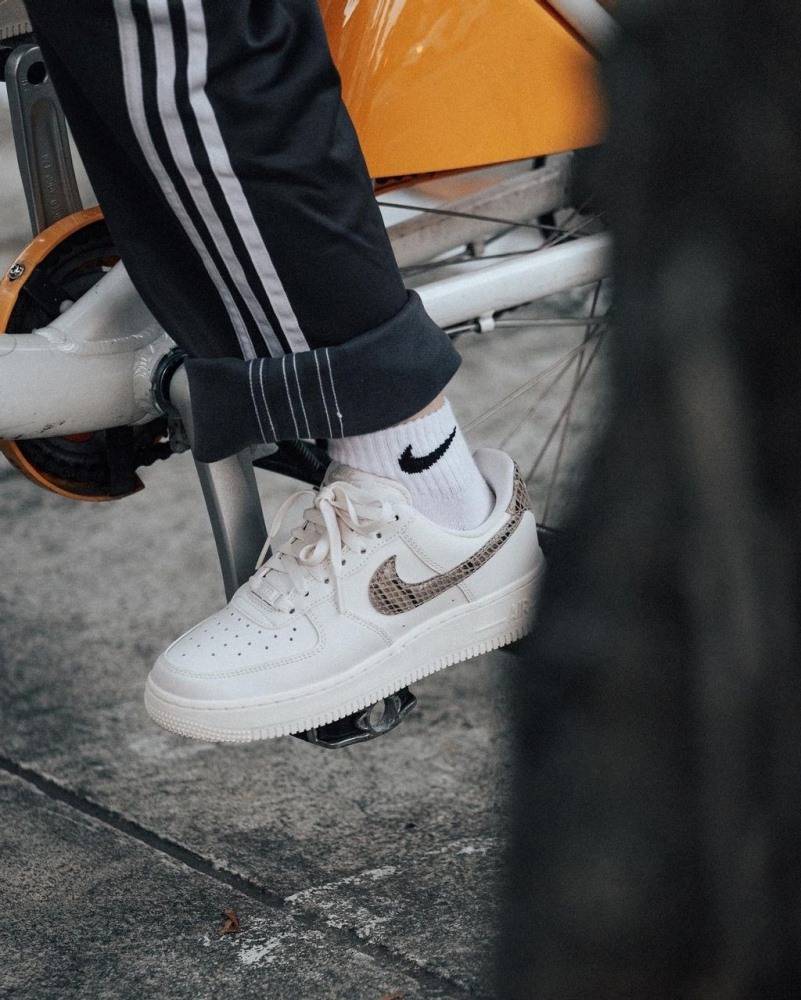 NIKE WOMENS AIR FORCE 1 '07