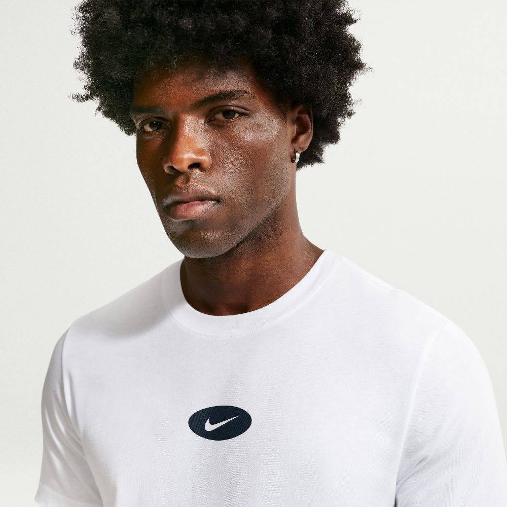 NIKE STANDARD CELEBRADE BRAND TEE
