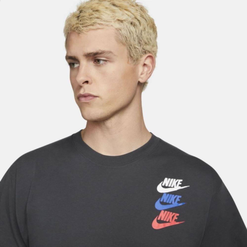 NIKE NSW STANDARD ISSUE GRAPHIC TEE