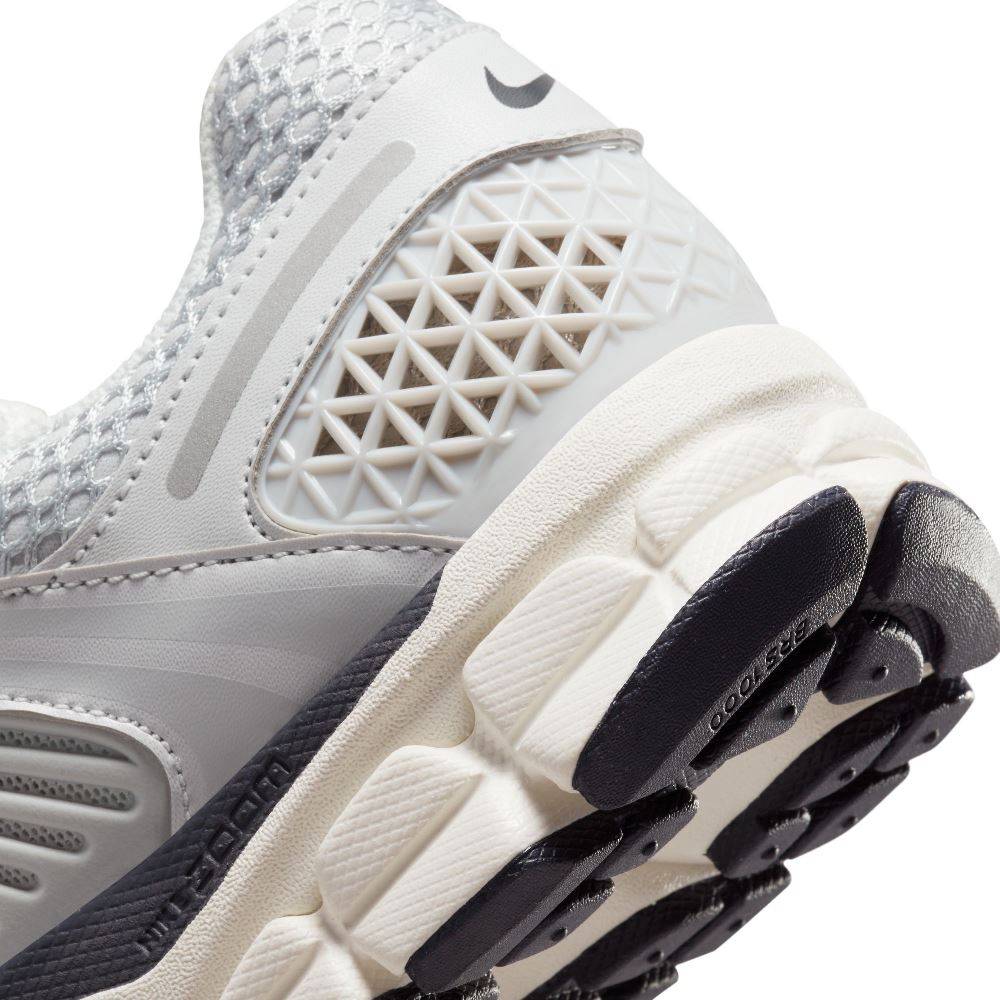 NIKE WOMENS ZOOM VOMERO 5