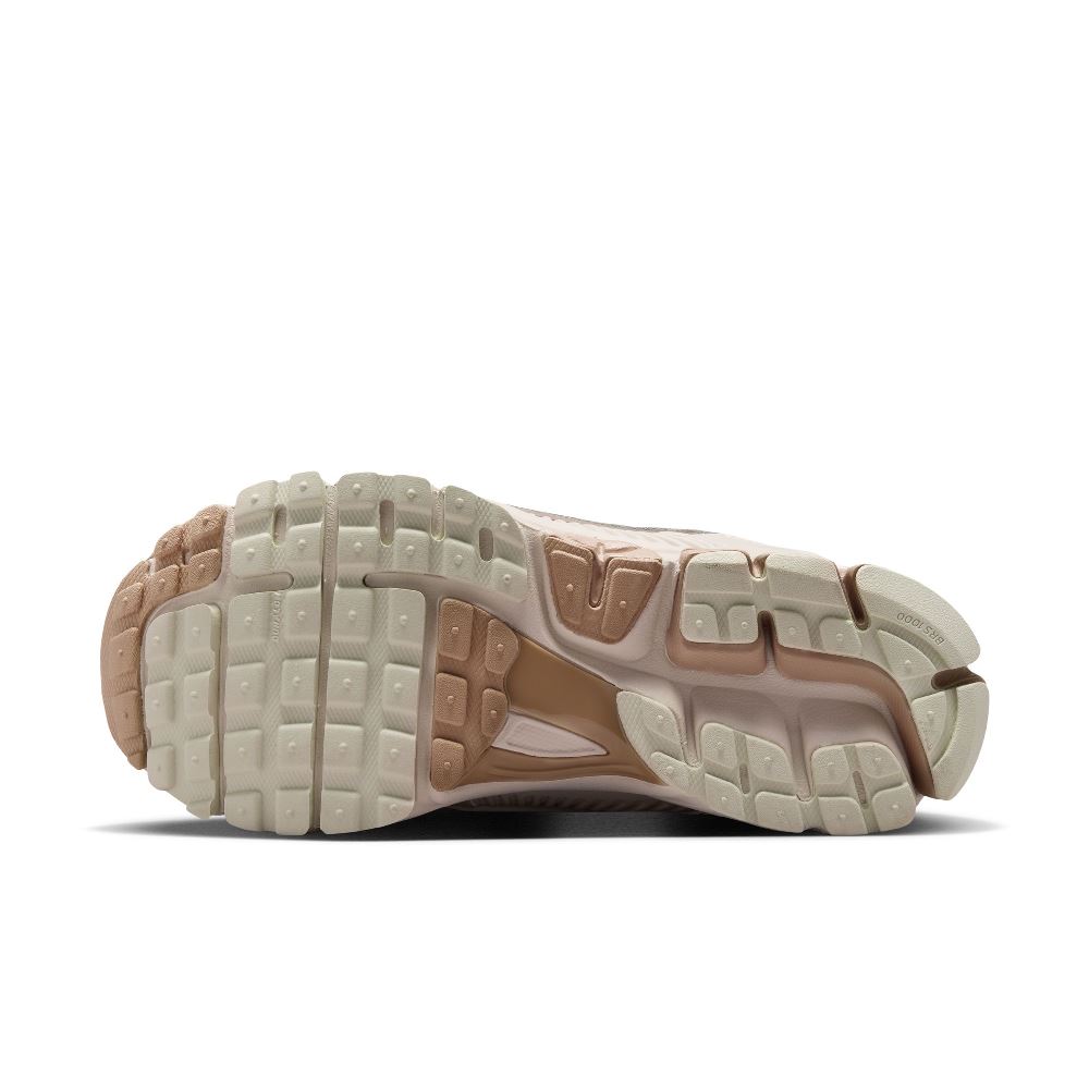 NIKE WOMENS ZOOM VOMERO 5 CHROME