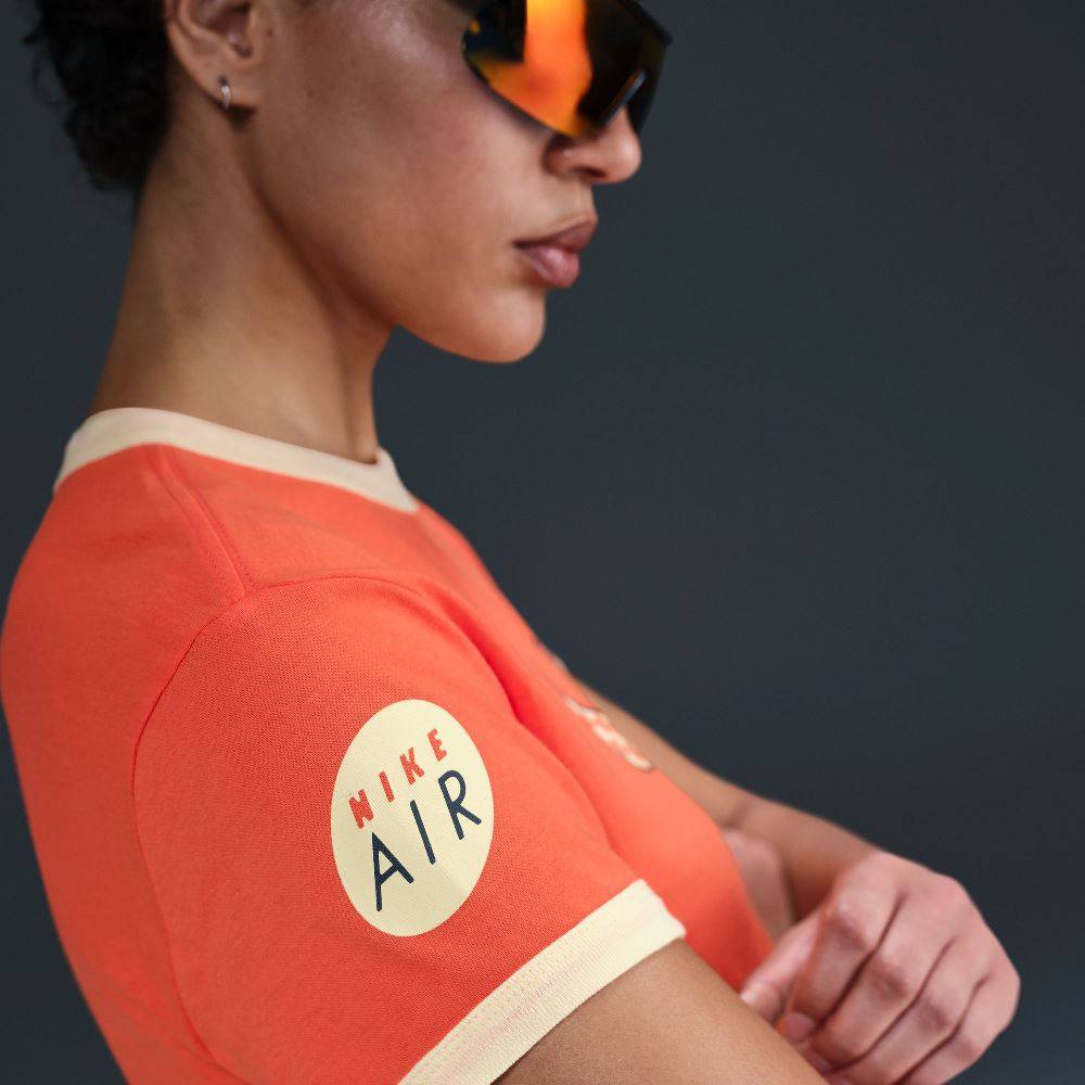 NIKE NSW WOMENS CLUB MOTO SS TEE