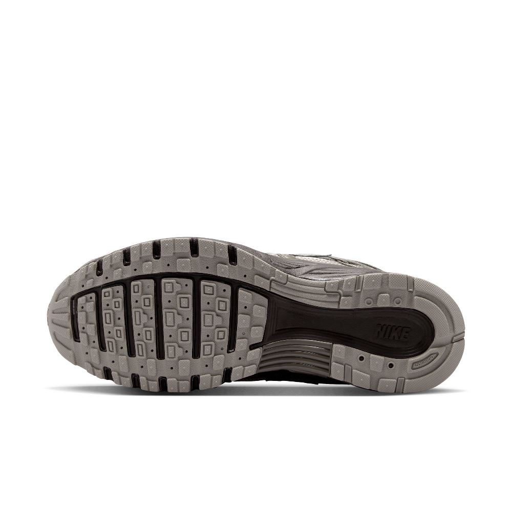 NIKE WOMENS P-6000