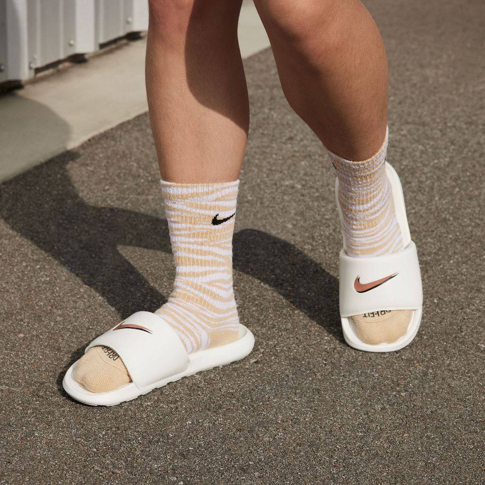 NIKE WOMENS VICTORI ONE SLIDE SWOOSH