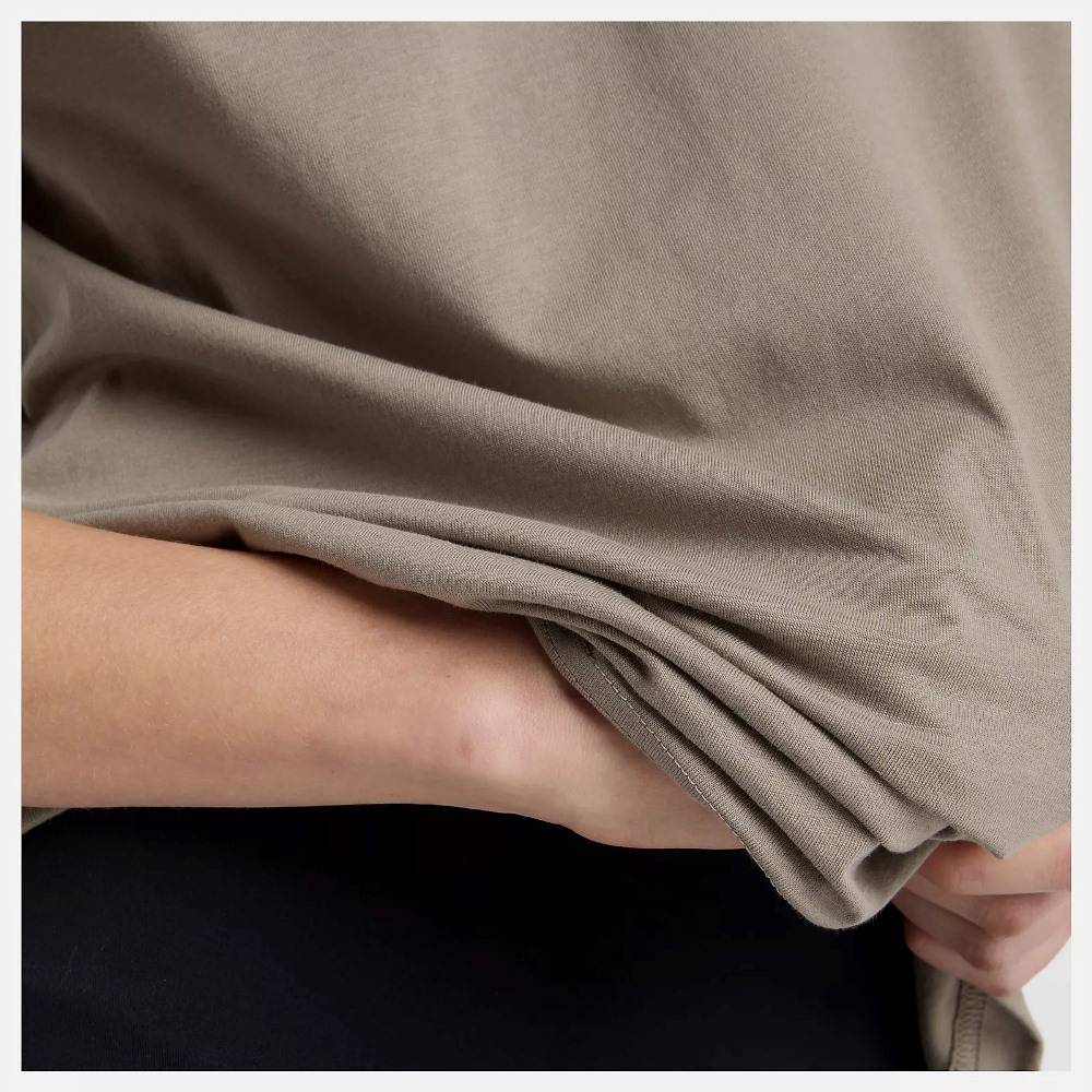 NEW BALANCE LINEAR GRAPHIC OVERSIZED T-SHIRT