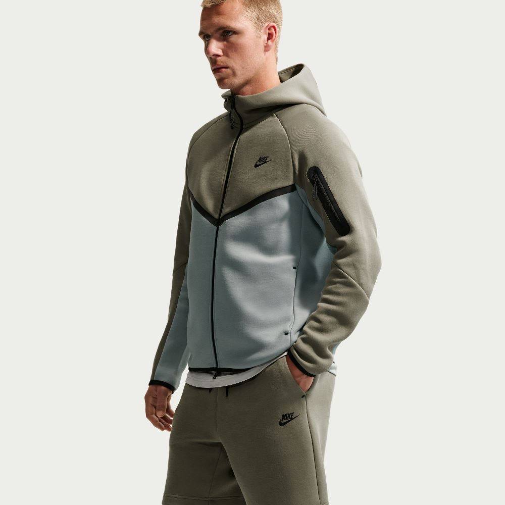 NIKE TECH FLEECE SHORT