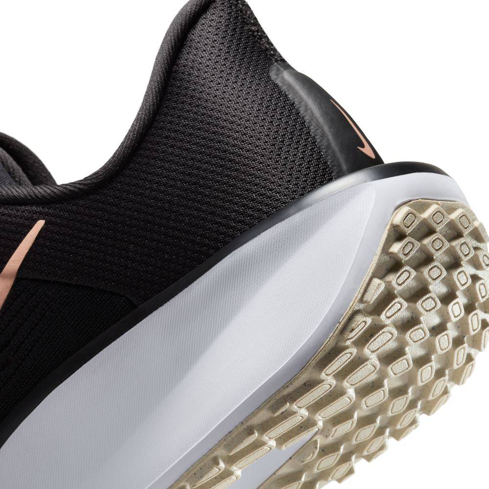 NIKE WOMENS QUEST 6