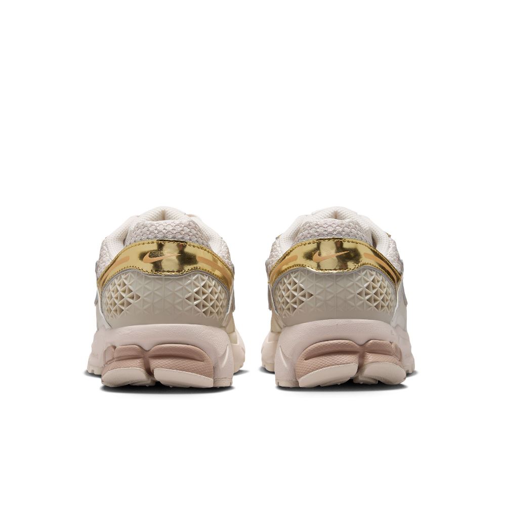 NIKE WOMENS ZOOM VOMERO 5 CHROME