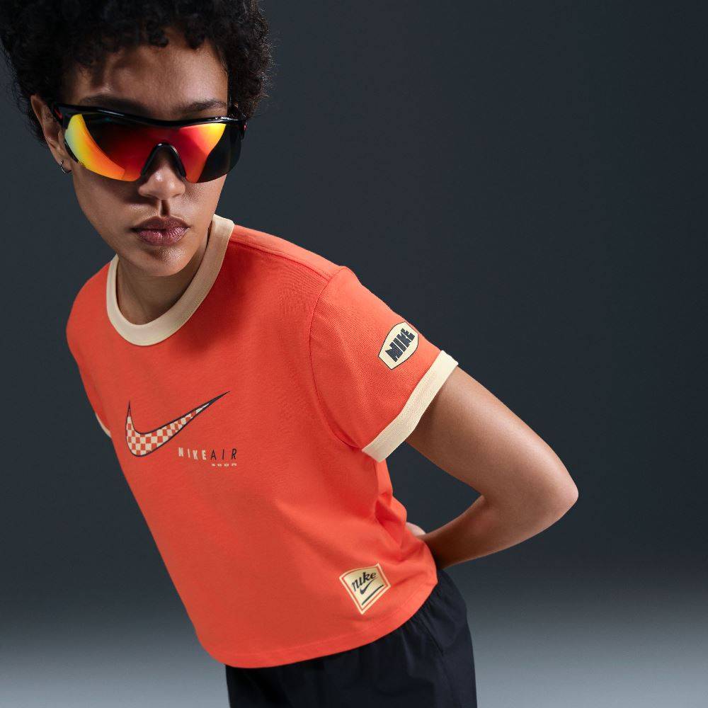 NIKE NSW WOMENS CLUB MOTO SS TEE