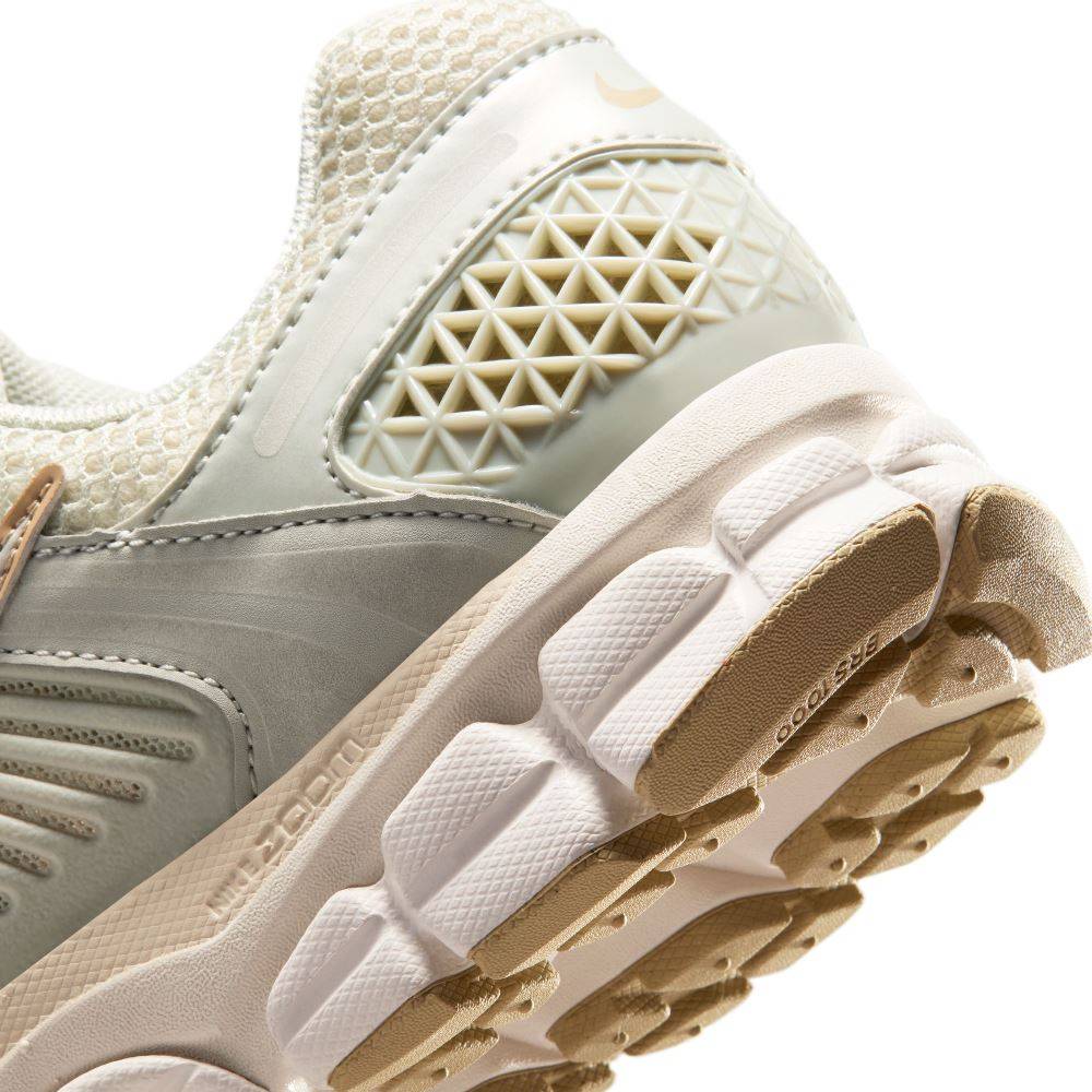NIKE WOMENS ZOOM VOMERO 5