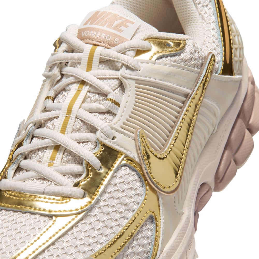 NIKE WOMENS ZOOM VOMERO 5 CHROME