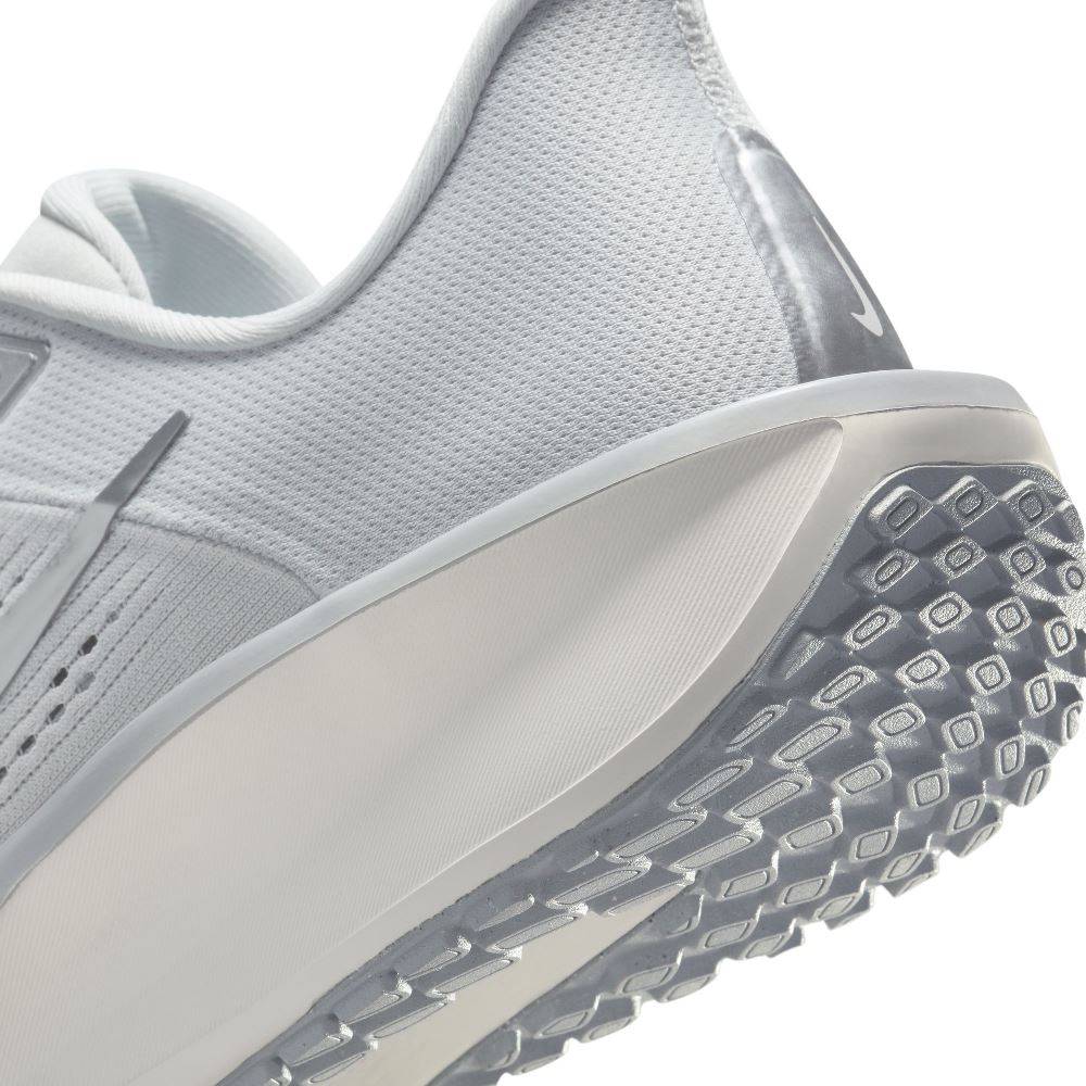 NIKE WOMENS QUEST 6