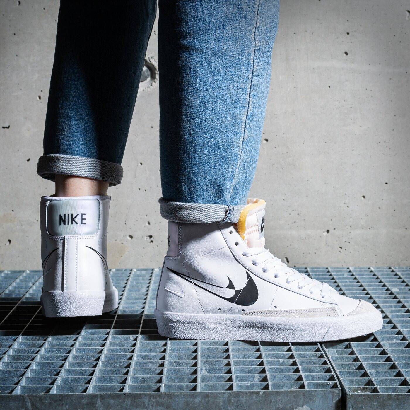 NIKE WOMENS BLAZER MID '77