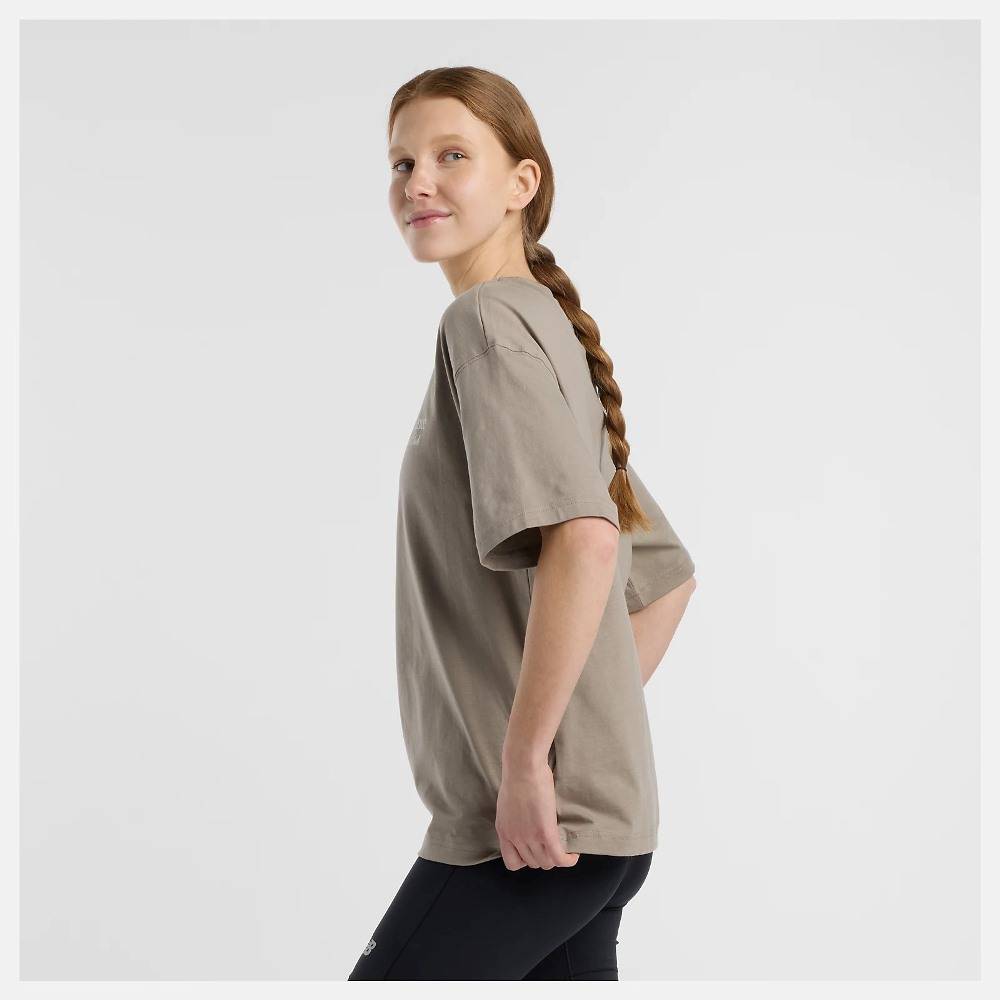 NEW BALANCE LINEAR GRAPHIC OVERSIZED T-SHIRT