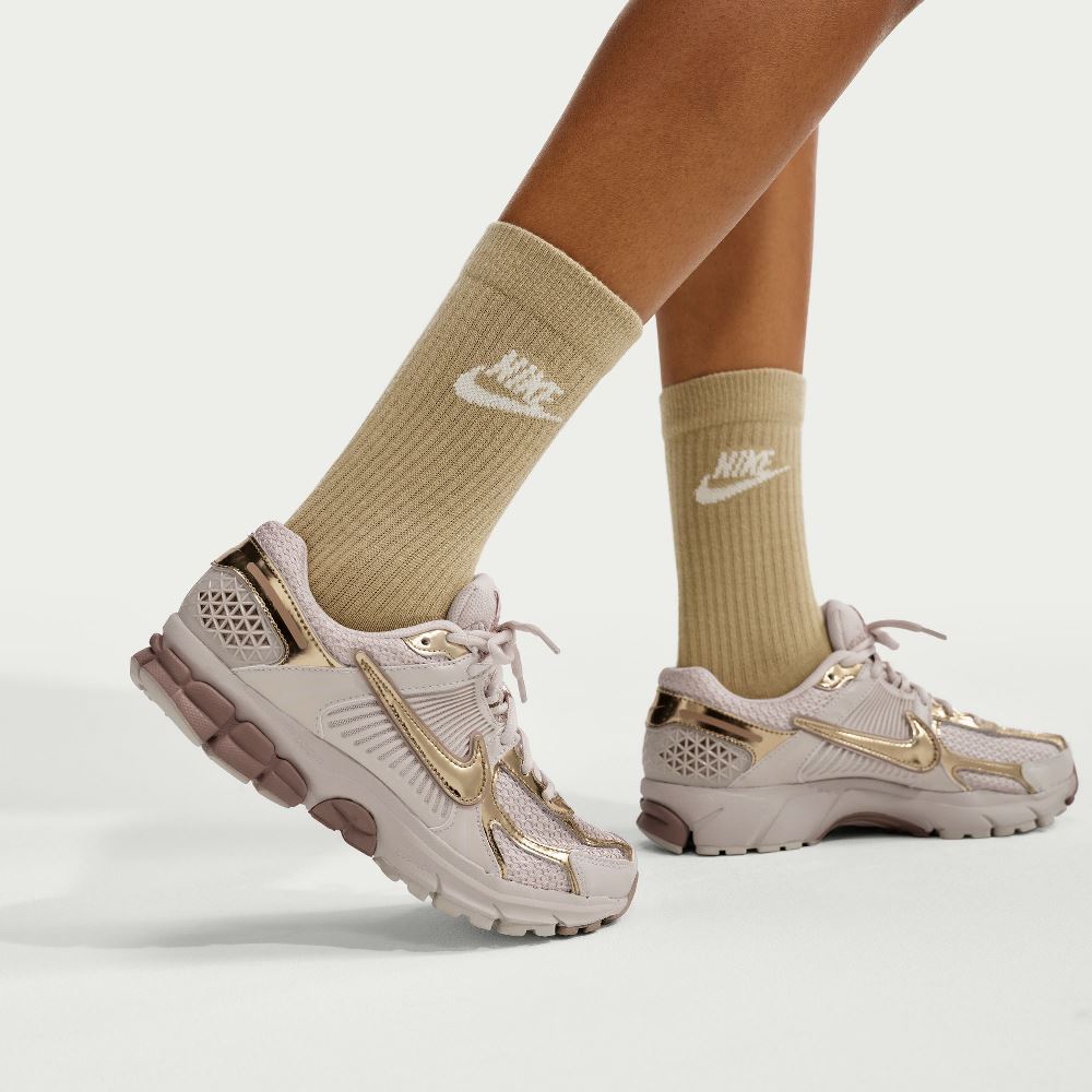 NIKE WOMENS ZOOM VOMERO 5 CHROME