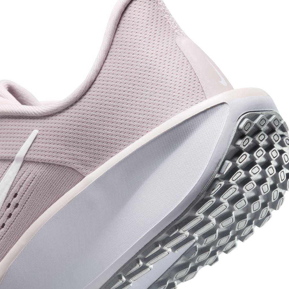 NIKE WOMENS QUEST 6